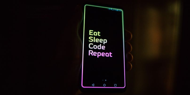 Handybildschirm der die Worten Eat, Slee, Code, Repeat zeigt.